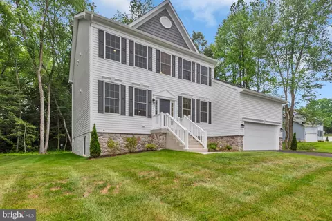 203 Featherstone Rd, Pasadena, MD 21122