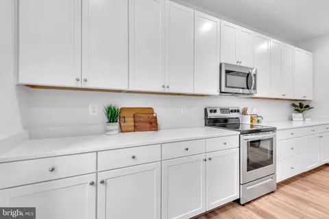 Kitchen - 203 Featherstone Rd, Pasadena, MD 21122 photo 2 of 2