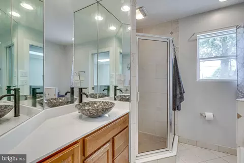 Bath - 622 Irvin Ave, Deale, MD 20751 photo 1 of 7