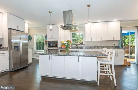 Kitchen - 150 Sillery Bay Rd, Pasadena, MD 21122 photo 3 of 4