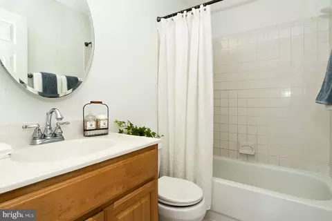 Bath - 1640 Fairhill Dr, Edgewater, MD 21037 photo 1 of 3