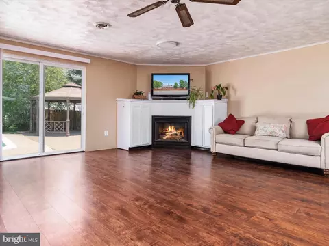Living - 1619 Midland Rd, Edgewater, MD 21037 photo 5 of 6