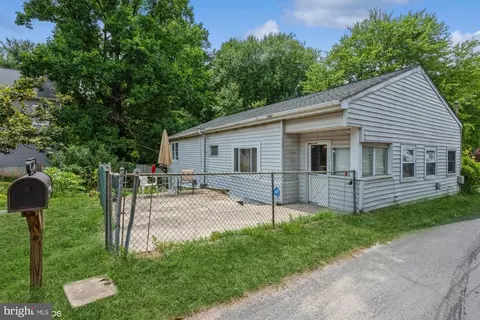 1099 Locust Dr, Pasadena, MD 21122