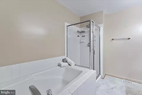 Bath - 2002 Watch Point Ct, Odenton, MD 21113 photo 3 of 3