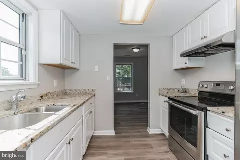 Entry Way - 1708 Potomac Rd, Edgewater, MD 21037 photo 2 of 8