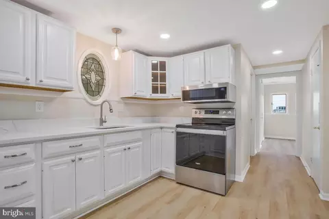 Entry Way - 622 Chapelview Dr, Odenton, MD 21113 photo 7 of 9