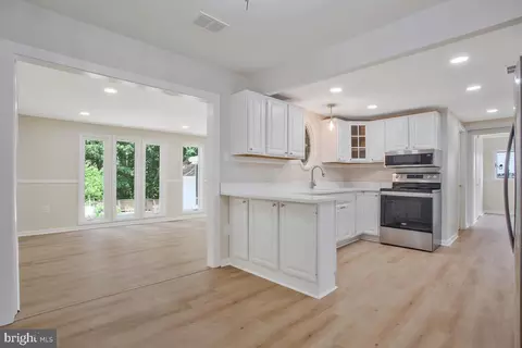 Entry Way - 622 Chapelview Dr, Odenton, MD 21113 photo 4 of 9