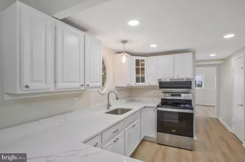 Entry Way - 622 Chapelview Dr, Odenton, MD 21113 photo 5 of 9