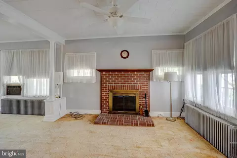 Living - 8589 Bay Rd, Pasadena, MD 21122 photo 2 of 5