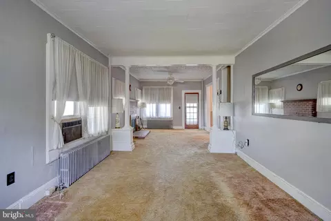 Living - 8589 Bay Rd, Pasadena, MD 21122 photo 4 of 5