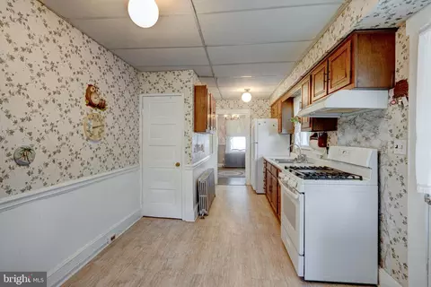 Entry Way - 8589 Bay Rd, Pasadena, MD 21122 photo 2 of 2