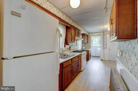 Entry Way - 8589 Bay Rd, Pasadena, MD 21122 photo 1 of 2