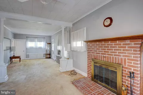 Living - 8589 Bay Rd, Pasadena, MD 21122 photo 3 of 5