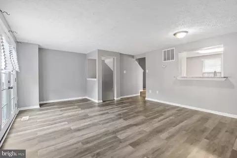 Living - 682 Willowby Run, Pasadena, MD 21122 photo 3 of 6