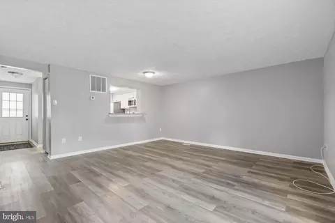 Living - 682 Willowby Run, Pasadena, MD 21122 photo 4 of 6