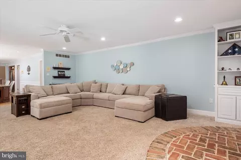 Living - 8348 Seamore St, Pasadena, MD 21122 photo 4 of 5