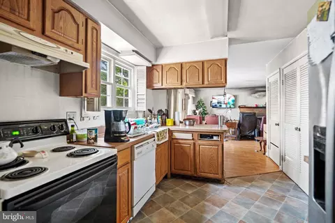 Kitchen - 5920 Sneed Dr, Deale, MD 20751 photo 2 of 3
