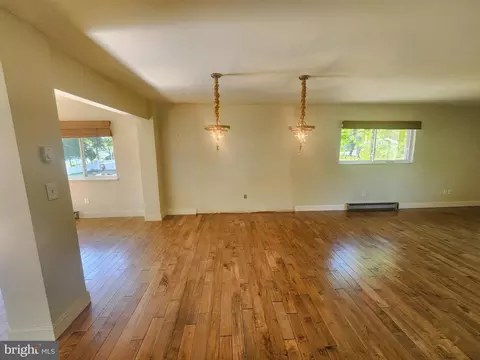 Living - 3612 S South River Terrace Ter, Edgewater, MD 21037 photo 3 of 6