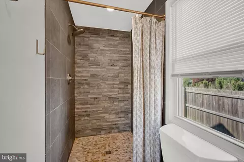 Bath - 218 Spruce Ave, Edgewater, MD 21037 photo 2 of 3