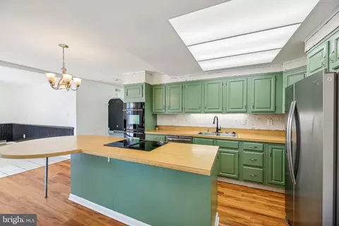 Kitchen - 48 Johnson Rd, Pasadena, MD 21122 photo 4 of 6