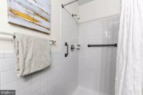 Bath - 941 Riversedge Cir, Annapolis, MD 21401 photo 2 of 4