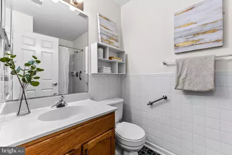 Bath - 941 Riversedge Cir, Annapolis, MD 21401 photo 1 of 4