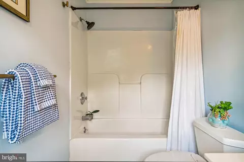 Bath - 1520 Circle Dr, Annapolis, MD 21409 photo 2 of 3