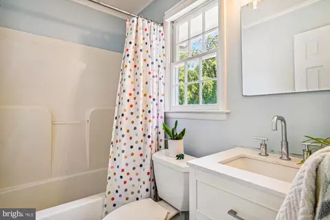 Bath - 1520 Circle Dr, Annapolis, MD 21409 photo 3 of 3