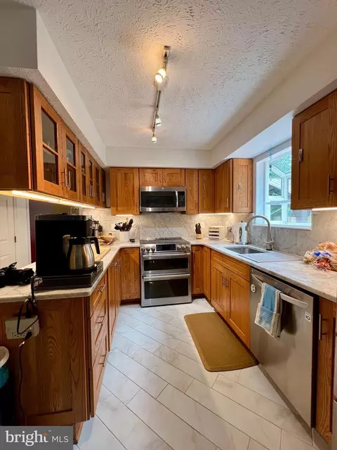 Kitchen - 537 Sunset Knoll Rd, Pasadena, MD 21122 photo 1 of 10