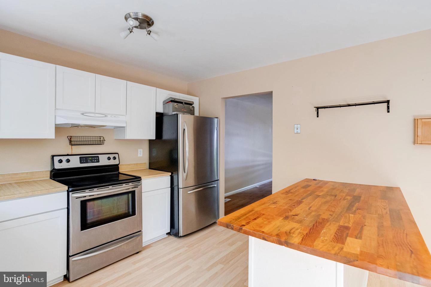 Kitchen - 1089 Holmespun Dr, Pasadena, MD 21122 photo 2 of 4
