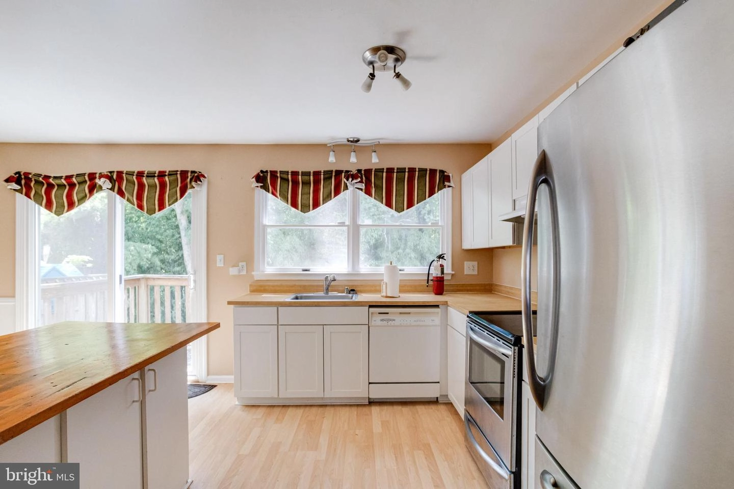 Kitchen - 1089 Holmespun Dr, Pasadena, MD 21122 photo 3 of 4