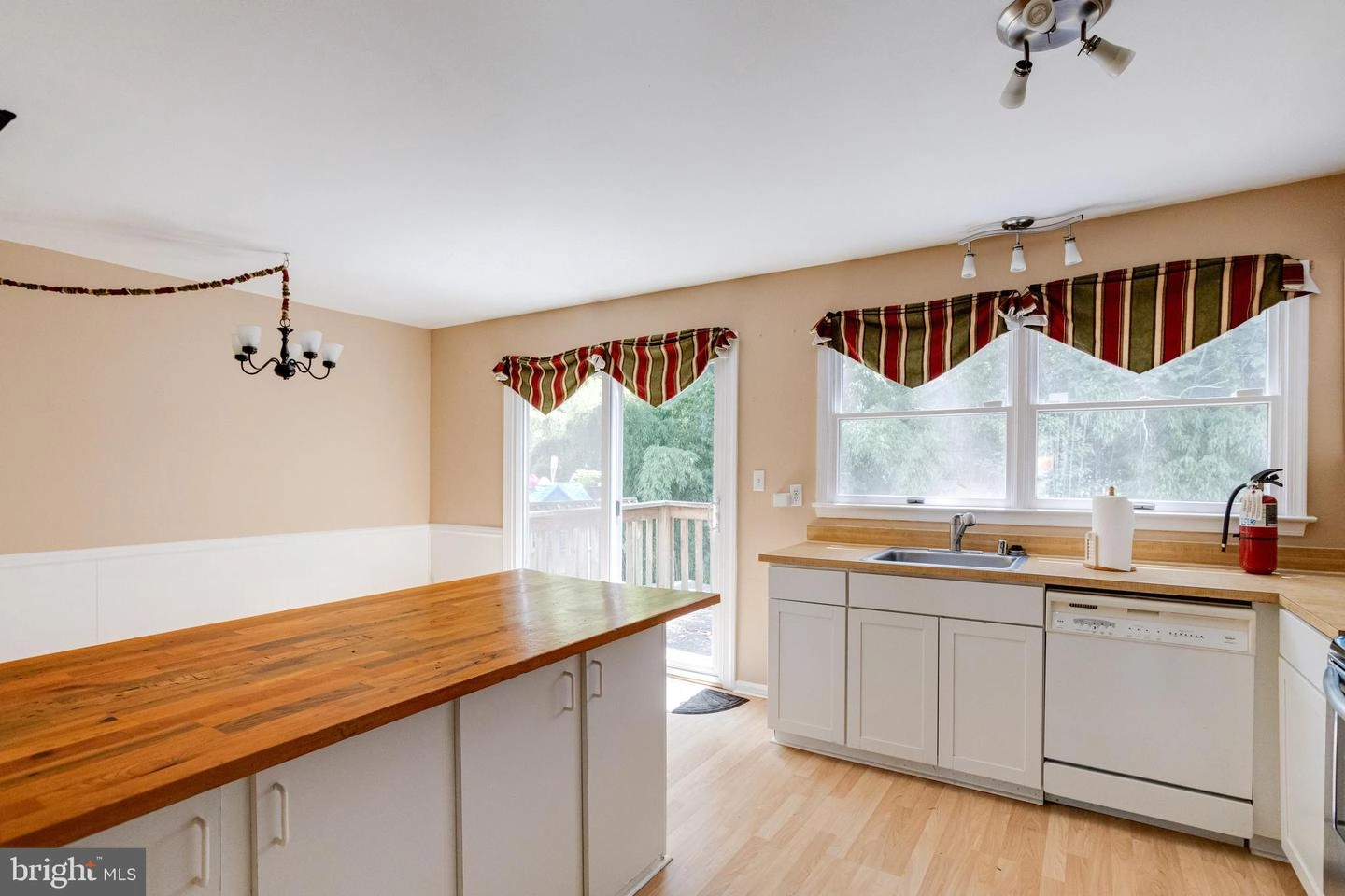 Kitchen - 1089 Holmespun Dr, Pasadena, MD 21122 photo 4 of 4