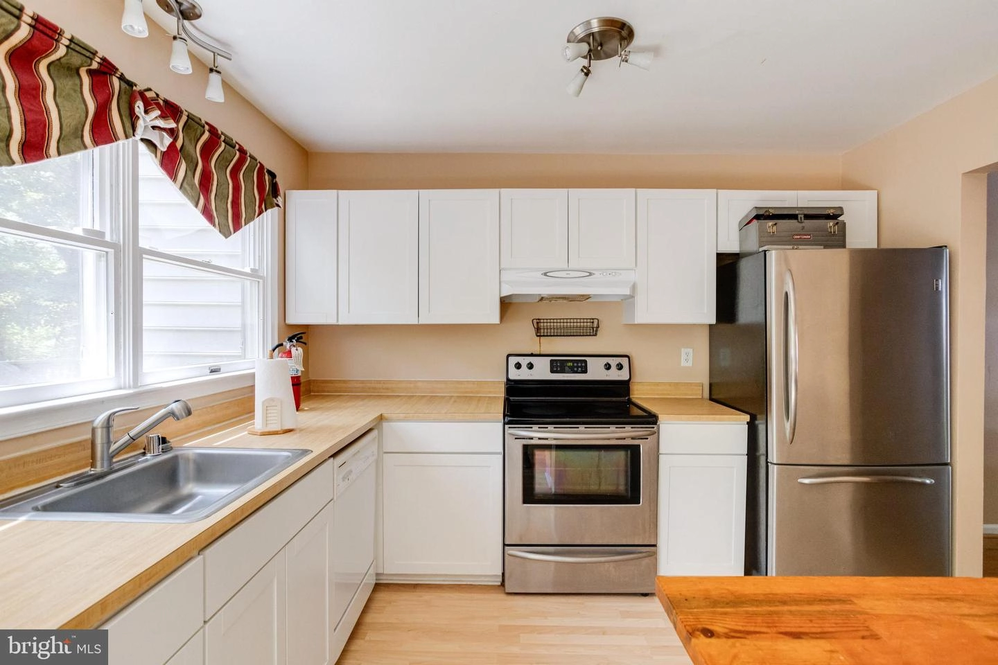 Kitchen - 1089 Holmespun Dr, Pasadena, MD 21122 photo 1 of 4