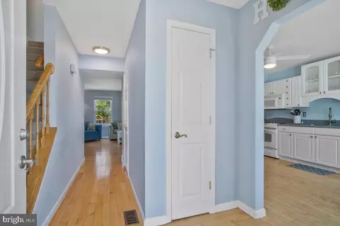 Entry Way - 968 Redgate Ct, Pasadena, MD 21122 photo 1 of 3