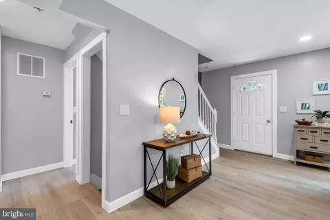 Entry Way - 6 2nd St, Annapolis, MD 21401 photo 5 of 11