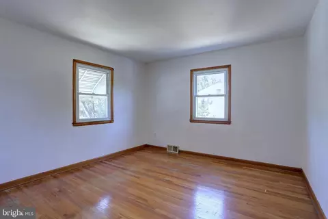 8434 Bay Dr, Pasadena, MD 21122 photo 17