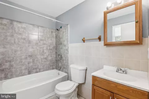 Bath - 1112 Forest Dr, Annapolis, MD 21403 photo 1 of 1