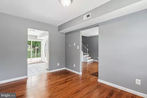 Entry Way - 1112 Forest Dr, Annapolis, MD 21403 photo 2 of 5
