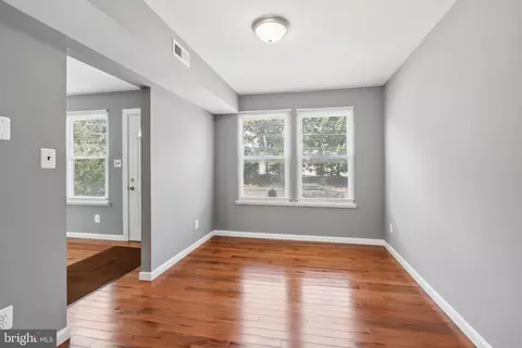 Entry Way - 1112 Forest Dr, Annapolis, MD 21403 photo 3 of 5