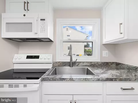 Kitchen - 8537 Neptune Dr, Pasadena, MD 21122 photo 3 of 4