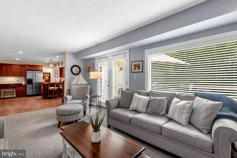 Living - 319 Greenridge Dr, Dunkirk, MD 20754 photo 2 of 2