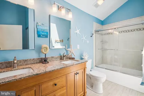 Bath - 1552 Park Ln, Pasadena, MD 21122 photo 1 of 2