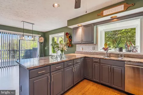 Kitchen - 1552 Park Ln, Pasadena, MD 21122 photo 1 of 2