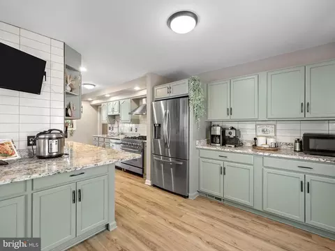 204 Hillcrest Rd, Pasadena, MD 21122