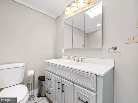 Bath - 204 Hillcrest Rd, Pasadena, MD 21122 photo 3 of 5