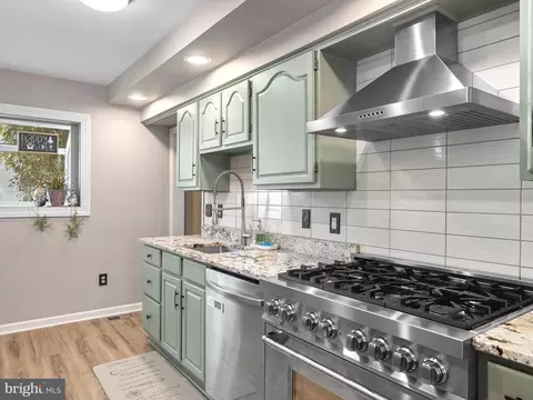 Kitchen - 204 Hillcrest Rd, Pasadena, MD 21122 photo 7 of 7