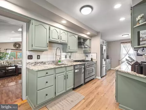 Kitchen - 204 Hillcrest Rd, Pasadena, MD 21122 photo 5 of 7