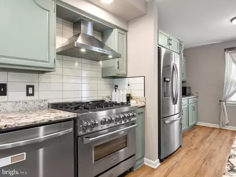 Kitchen - 204 Hillcrest Rd, Pasadena, MD 21122 photo 4 of 7