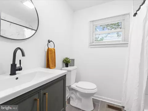 Bath - 1 Elm Rd, Riva, MD 21140 photo 1 of 5