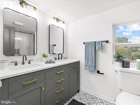 Bath - 1 Elm Rd, Riva, MD 21140 photo 3 of 5